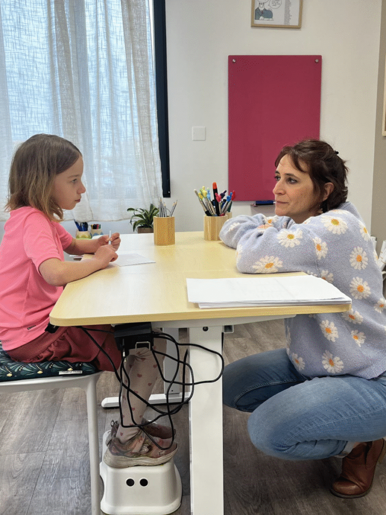 Marie Meunier orthographothérapeute en séance avec une enfant dys.