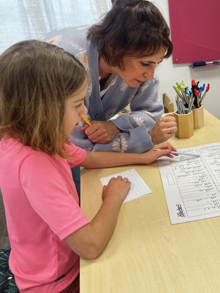 Marie Meunier en séance d'orthographothérapie avec une enfant dys.